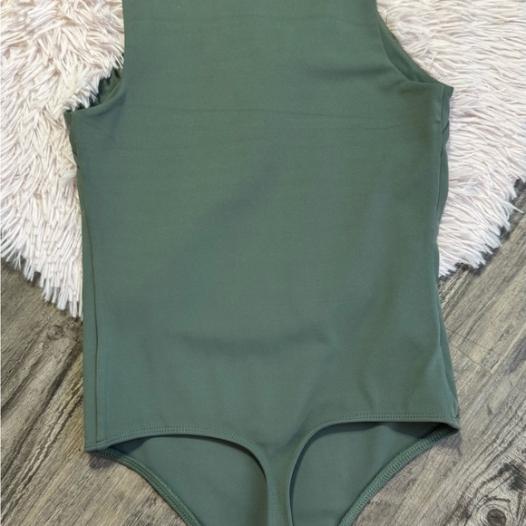 Women's Green Sleeveless Top - Picture 2 of 4